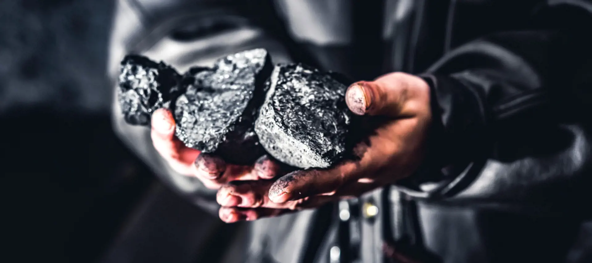 Bergarbeiter hält Kohle in den Händen