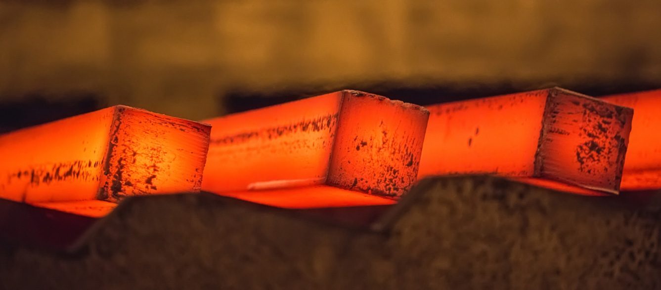 Heißer Stahl auf dem Walztisch