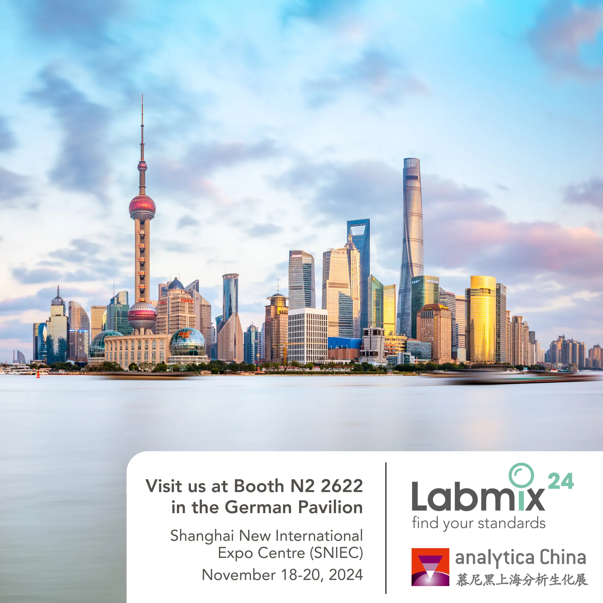 Labmix24 lädt Sie ein, unseren Stand (N2 2622 im Deutschen Pavillon) auf der analytica Shanghai vom 18. bis 20. November 2024 im Shanghai New International Expo Centre zu besuchen. Abgebildet sind die Skyline von Shanghai bei Tag sowie die Logos von Labmix24 und analytica China.