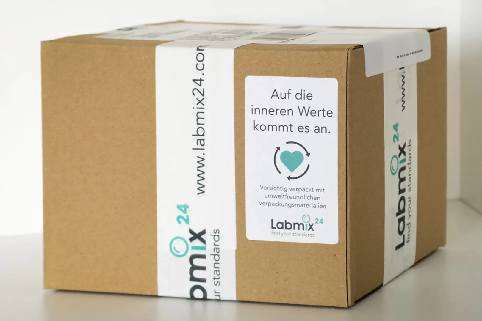 Ein Labmix24 Paket mit umweltfreundlichen Verpackungsmaterialien