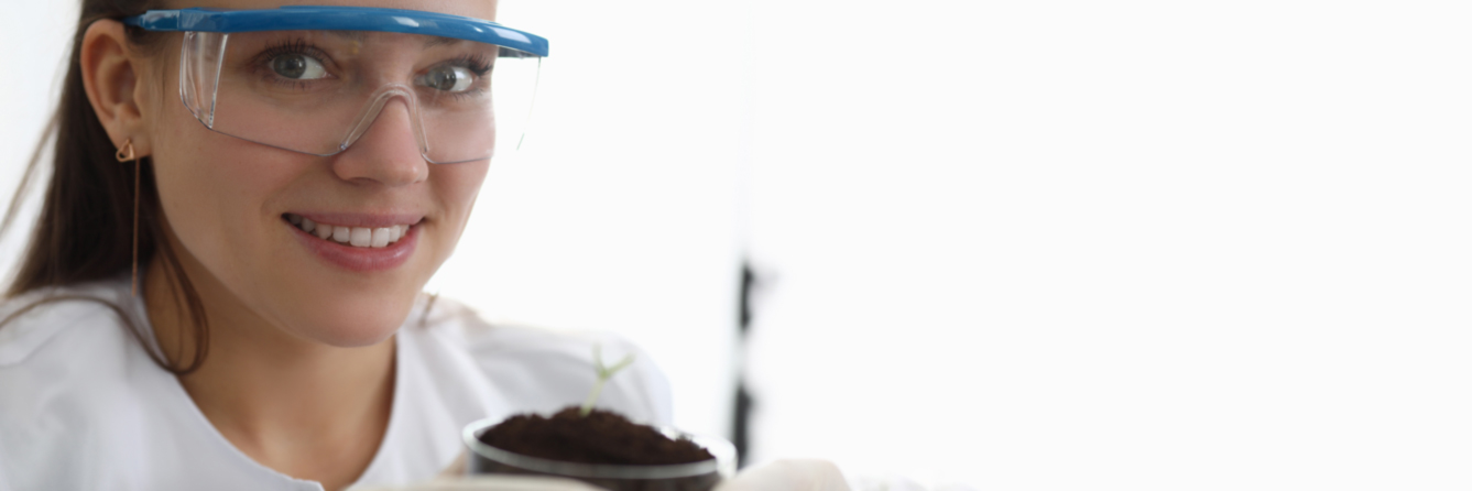 Wissenschaftlerin hält eine Bodenprobe