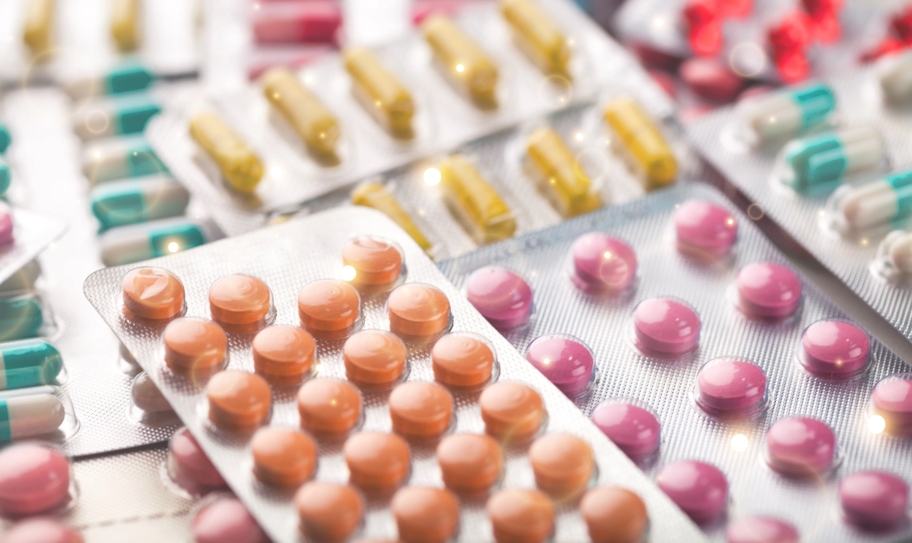 Medikamente in Blisterpackungen, bunte Pillen und Kapseln