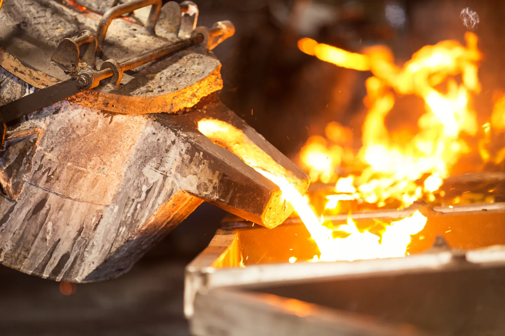 Geschmolzenes Metall wird gegossen